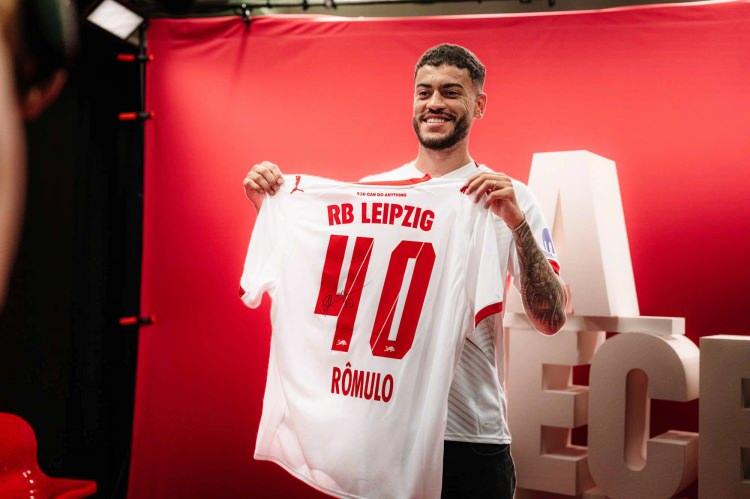 <p><strong>8- Romulo<br />
<br />
* Göztepe > Leipzig<br />
<br />
* 20 milyon euro / 2025-26<br />
<br />
*** Bu transfer Süper Lig'de 4 büyükler dışında yapılan en büyük transfer satışı olarak tarihe geçti.</strong></p>

