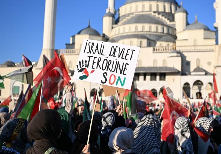 <p>Ankara Filistin Dayanışma Platformu üyeleri ve binlerce kişi, Gazze'ye insani yardım koridoru açılması için Ankara'da yürüyüş düzenledi.</p>