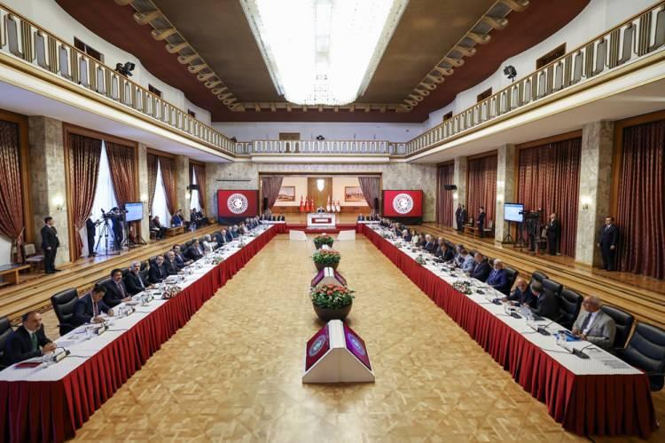 <p><span style="color:rgb(51, 51, 51)">Milli Dayanışma, Kardeşlik ve Demokrasi Komisyonu yeni üyeleriyle birlikte bugün saat 14:00'te TBMM Tören Salonu'nda, 3. kez tam kadro şekilde toplandı.</span></p>