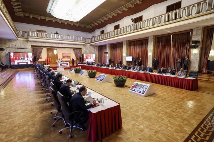 <p><span style="color:rgb(178, 34, 34)">PARTİLERİN ÜYE SAYISI DEĞİŞTİ</span></p>
<p>Siyasi parti gruplarının komisyona vereceği üyeliklerin sayısının yeniden hesaplanmasıyla, Kurtulmuş, Komisyon için AK Parti, CHP ve DEM Parti'nin Meclis Grup Başkanlıklarına yazı göndererek birer isim bildirilmesini istedi.</p>