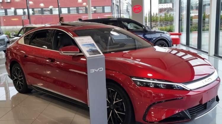 <p>Anlaşma çerçevesinde, BYD'nin Türkiye'de yaklaşık 1 milyar dolarlık yatırımla yıllık 150 bin araç kapasiteli elektrikli ve şarj edilebilir hibrit otomobil üretim tesisi ile sürdürülebilir mobilite teknolojilerine yönelik AR-GE merkezi kurması öngörülüyor.</p>
