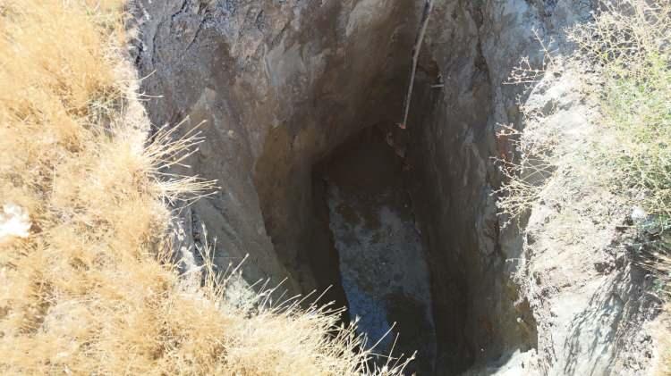 <p>Eskişehir'de dün akşam hissedilen depremde vatandaşlar kısa süreli panik yaşadı. Bazı vatandaşlar kendilerini sokağa attı. Odunpazarı ilçesine bağlı kırsal Yahnikapan Mahallesi'nde ise deprem sonrasında oluşan obruk dikkat çekti.</p>