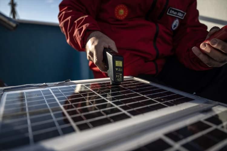 <p>GNSS sinyalleri kullanılarak atmosferdeki su buharı miktarı ile atmosfer-okyanus etkileşimleri incelenerek, su ve buz örneklemeleriyle farklı buzul bölgelerindeki fiziksel ve kimyasal değişimler gözlemlendi.</p>

<p> </p>
