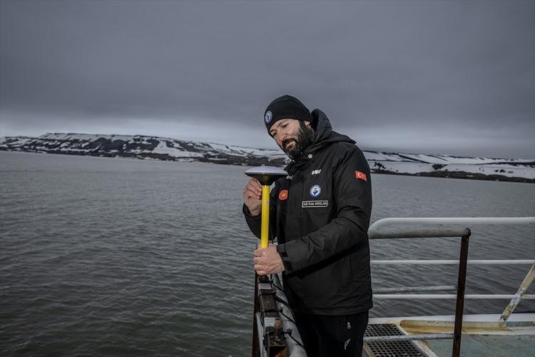<p>Sefer boyunca "GNSS sinyalleri kullanarak atmosfer ve atmosferde bir sütunda bulunan su miktarı ile okyanus atmosfer ilişkisinin modellenmesi” projesiyle atmosfer dinamiklerinin sefer boyunca ölçüldüğüne dikkati çeken Arslan, “Bu da bir atmosfer kolonundaki su buharı ve diğer gazların hesaplanması adına önemli bir adım. </p>

<p> </p>
