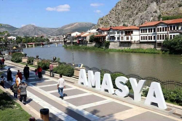 <p><span style="color:#B22222"><strong>AMASYA</strong></span></p>

<p> </p>

<p>Kadınlarda ortalama yaşam süresi: 81,8</p>

<p>Erkeklerde ortalama yaşam süresi: 76,3</p>

<p>Ortalama: 79,0</p>
