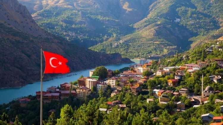 <p><span style="color:#B22222"><strong>ERZİNCAN</strong></span></p>
<p> </p>
<p>Kadınlarda ortalama yaşam süresi: 82,3</p>
<p>Erkeklerde ortalama yaşam süresi: 76,9</p>
<p>Ortalama: 79,6</p>