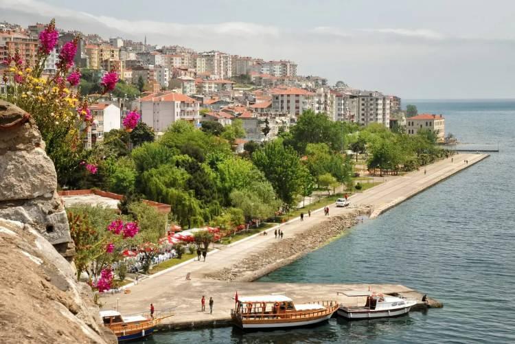 <p><span style="color:#B22222"><strong>SİNOP</strong></span></p>
<p> </p>
<p>Kadınlarda ortalama yaşam süresi: 81,8</p>
<p>Erkeklerde ortalama yaşam süresi: 75,7</p>
<p>Ortalama: 78,6</p>