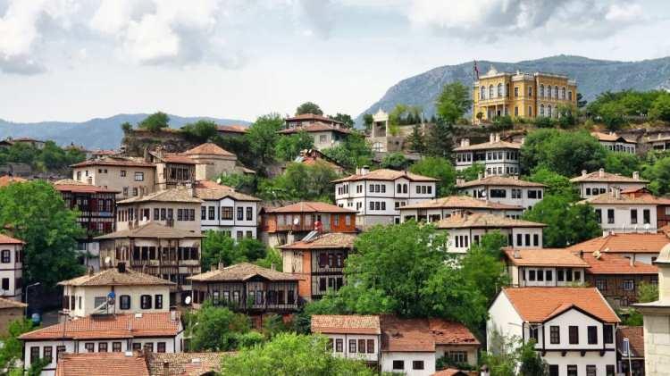 <p><span style="color:#B22222"><strong>KARABÜK</strong></span></p>
<p> </p>
<p>Kadınlarda ortalama yaşam süresi: 82,0</p>
<p>Erkeklerde ortalama yaşam süresi: 76,2</p>
<p>Ortalama: 79,1</p>