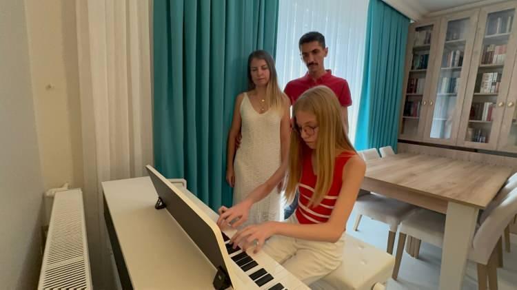 <p><span style="color:#FF0000"><em><strong>"Onun kararlılığı bize de yol gösterdi"</strong></em></span></p>
<p><br />
Anne Aysun Kılıç ise kızının müziğe olan tutkusunun ve kararlılığının kendilerini de bu yolda ilerlemeye ikna ettiğini belirtti. Kızının çok yönlü ve başarılı bir çocuk olduğunu anlatan anne Kılıç, şunları kaydetti:<br />
"Aylin çok yönlü bir çocuktu. Her konuda çok başarılıydı. Katıldığı her yarışmada, her sınavda mutlaka önemli dereceler elde ederdi ancak onun müziğe olan tutkusu, bu yolda ilerlemek istediğine dair kararlılığı o kadar büyüktü ki, ortaokuldan itibaren bu yolda ilerlemek istediğini, konservatuvar eğitimi almak istediğini bizi de ikna etti. 8 yaşından beri, ulusal ve uluslararası yarışmalara katıldı. Henüz 9 yaşını tamamlamadan London College of Music sertifika programından en yüksek dereceyle mezun olarak tüm dünyada geçerliliği olan bir lise diploması elde etti. Sonrasında yine, değerli devlet sanatçımız Gülsin Onay'dan ve çok değerli müzik profesörlerinden masterclass çalışmalarına katıldı ve onlardan çok güzel yorumlar, çok güzel öneriler aldı. Bununla birlikte, katıldığı yarışmalarda hem kendi yaş kategorisinde birincilikler elde etti hem de en iyi Türk eseri yorumlama ödülü aldı. Aldığı bu başarılar bizim doğru yolda ilerlediğimizin bir göstergesi oldu"</p>