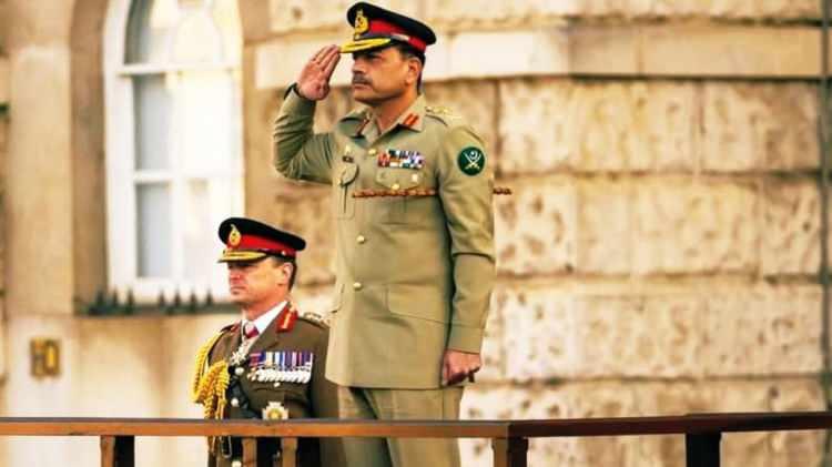 <p><strong>BARAJIN YAPILMASINI BEKLER VE SONRA BOMBALARIZ</strong><br />
<br />
İndüs Nehri sularının Keşmir'den Pakistan topraklarına akmasını engellemek isteyen Hindistan'ın barajlar kurmayı planladığından bahseden Münir, o barajları mutlaka vuracaklarını söyledi.</p>
