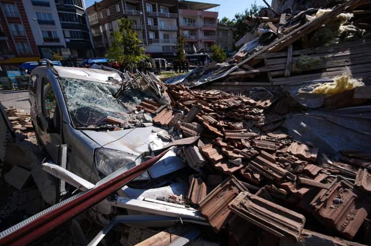 <p><em><strong>Eğer binanın altında bulunan iş yerine fırın yapılacaksa ona göre izalasyon yapılmalı.</strong></em></p>
<p><em><strong>6,1 büyüklüğünde böyle bir bina yıkılıyorsa birileri görevini yerine getirmemiş oluyor.</strong></em></p>
<p><em><strong>6,1 büyüklüğündeki bir depremde bina yıkılması ve hasarlı bina olması normal bir durum değil.</strong></em></p>