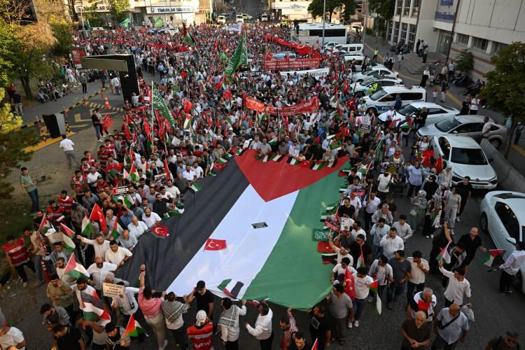 <p>Buradan Türkiye Büyük Millet Meclisi'ne (TBMM) doğru yürüyüşe geçen grup, ellerinde "çocuklar ölürken sessiz kalınmaz", "Gazze'ye insani koridor hemen şimdi" yazılı pankartlarla İsrail aleyhinde sloganlar attı, tekbir getirdi.</p>