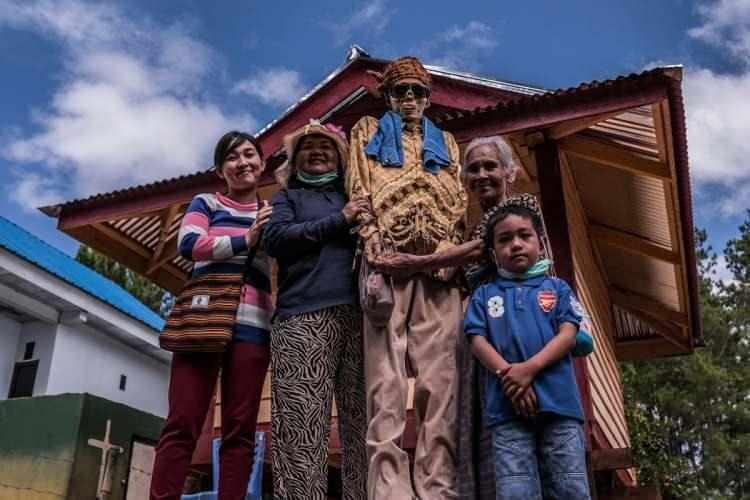 <p>Ölülerin çürümemesi için hemen her gün bir kimyasal sıvı ile vücutlarını temizliyorlar.</p>

<p> </p>
