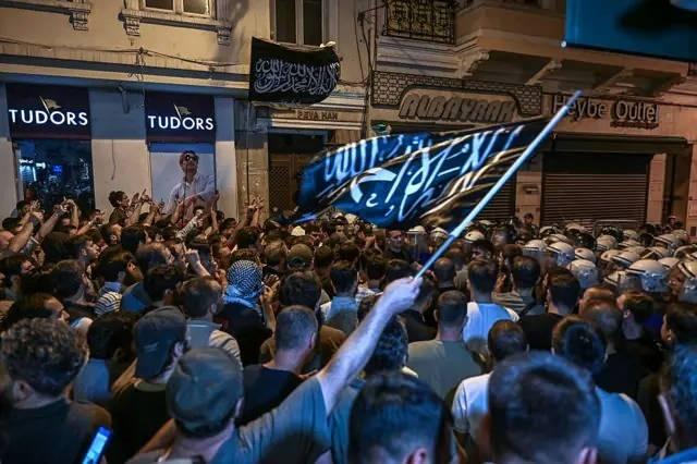 <p>Manevi değerlere saldıran, toplumun kutsallarını alay konusu yapan Leman Dergisi’ne bu kez halk sessiz kalmadı. </p>
