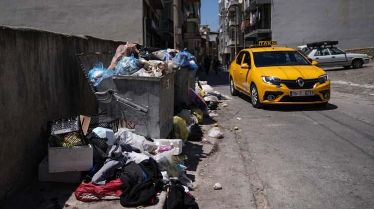 <p><span style="color:#B22222"><strong>Sıcak havalarda İzmir'deki çöp yığınları vatandaşı canından bezdirdi </strong></span></p>
