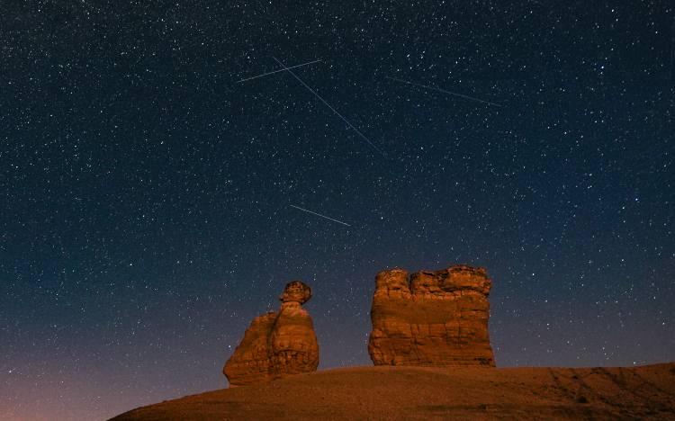 <p>Meteorların peribacaları ile buluşması adeta görsel şölen oluşturdu.</p>
