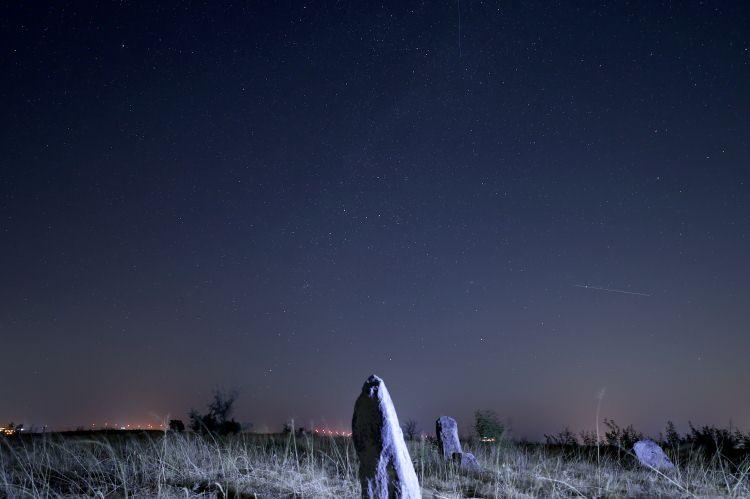 <p>EDİRNE</p>

<p>Edirne'nin Lalapaşa ilçesine bağlı Çömlekakpınar köyündeki dolmen alanında, gece saatlerinde gökyüzünde gerçekleşen meteor yağmuru, uzun pozlama tekniğiyle görüntülendi.</p>

<p> </p>
