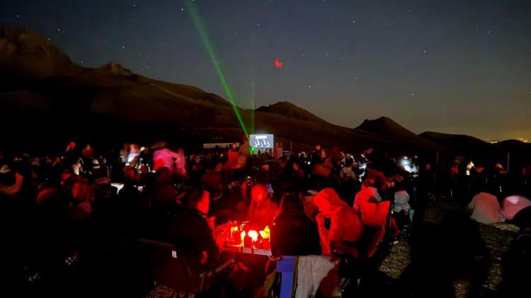 <p>KAYSERİ</p>

<p>Türkiye’nin önemli kayak merkezlerinden biri olan Erciyes’te vatandaşlar Perseid meteor yağmurunu izledi. 2 bin 650 metre yükseklikte görsel şölene tanık olan yaklaşık 20 bin vatandaş unutulmaz bir gece yaşadı.</p>

<p> </p>
