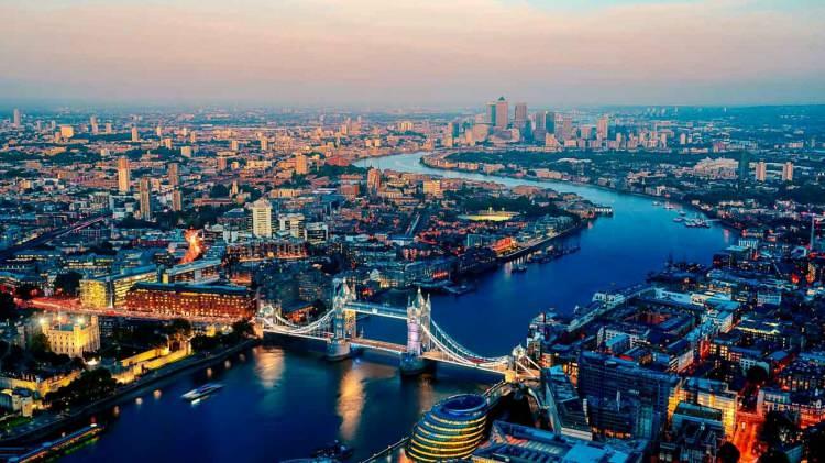 <p>Londra, ücretsiz sanat ve kültürüyle ünlüdür , bu nedenle orada yaşayan Z kuşağının %96 gibi büyük bir kısmının şehrin kültür ortamını yüksek puanlaması şaşırtıcı değil. Şehrin yemek ortamı da anketimizde büyük övgü aldı ve gençlerin %95'i şehri yüksek puanladı. Şaşırtıcı olmayan bir şekilde, <strong>Birleşik Krallık'ın başkenti uygun fiyatlı yaşam konusunda pek de iyi bir performans göstermedi; sadece %45'i bütçe dostu bir yaşam alanı olduğunu kabul ediyor.</strong></p>