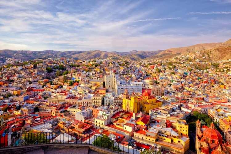<p>Mexico City'deki Z kuşağı, listedeki en mutlular arasında yer alıyor ve nüfusun %83'ü şehirlerinde mutlu olduklarını söylüyor. Ayrıca, yirmili yaşlardaki nüfusun %69'unun uygun fiyatlı yaşam için yüksek puan verdiği Bangkok'tan sonra Z kuşağı için yaşanabilecek en uygun fiyatlı ikinci yer. </p>