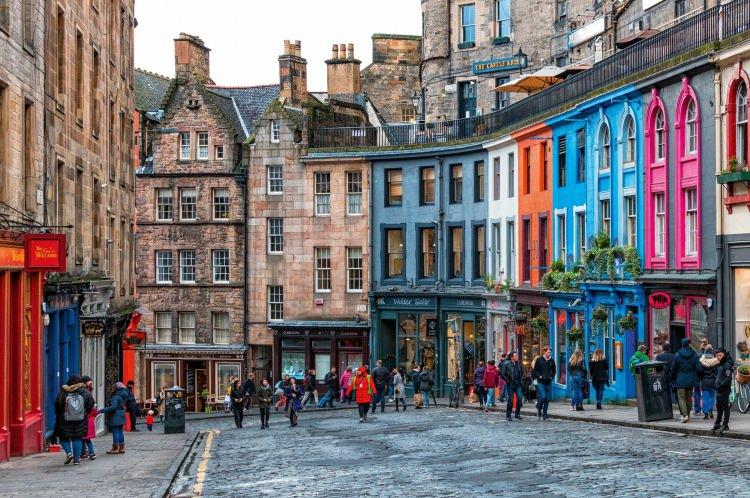 <p>Gen Z'ye yönelik anketinde Edinburgh birçok kategoride ilk sıraya yerleşti ve yeşil alanlar ve doğaya erişim (orada yaşayan yirmili yaşlardaki gençlerin <strong>yüzde 95'ine göre) ve yürünebilirlik (Gen Z'nin yüzde 89'u şehrin yürünebilir</strong> olduğunu söylüyor) açısından en yüksek puanı aldı. </p>