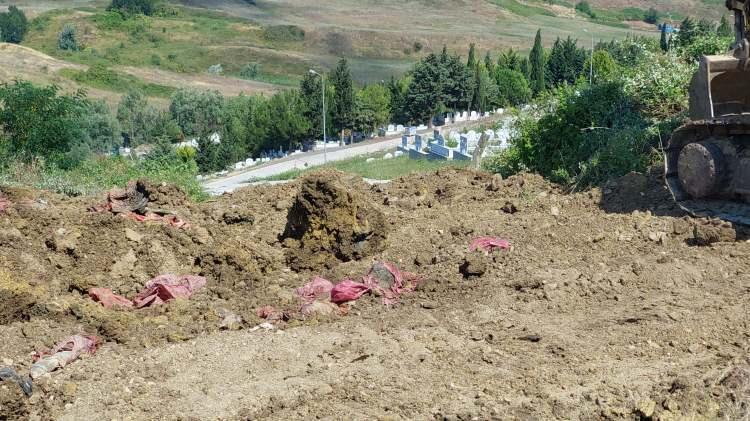 <p>Mezarlık görevlileriyle yapılan görüşmede,<strong> söz konusu ayakların hastanelerden gelen tıbbi atıklar olduğu ve daha önce mezarlık görevlilerince gömüldüğü tespit edildi.</strong></p>
