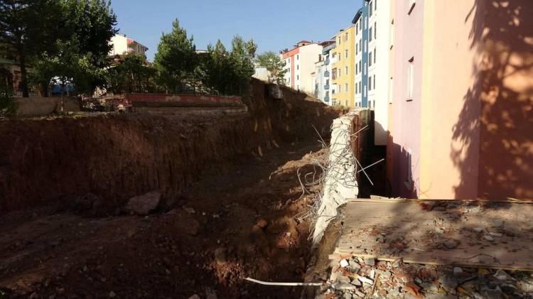 <p>Erzurum’un İspir ilçesinde geçen yıllarda da heyelan yaşanan Yukarı Mahallesi’nde dün yine zeminde hareketlenme yaşandı. </p>
