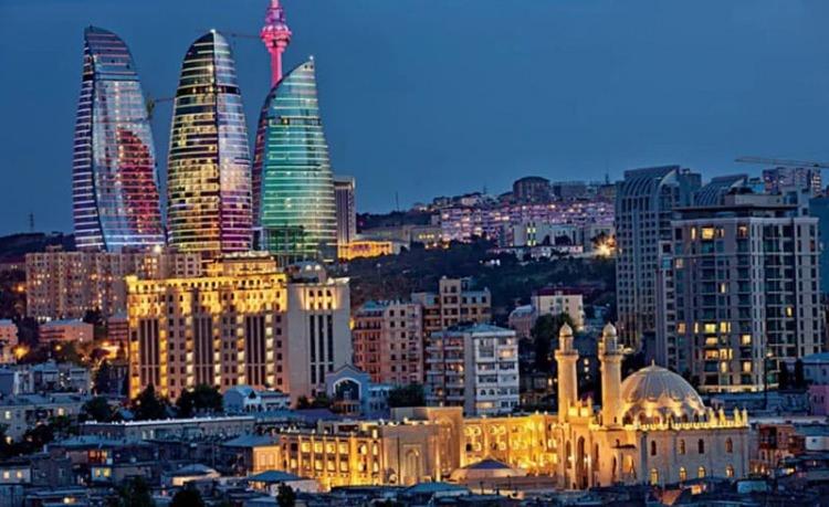 <p><span style="color:#B22222"><strong>AZERBAYCAN</strong></span></p>
<p> </p>
<p>Umuma mahsus, hizmet, hususi ve diplomatik pasaport hamilleri 90 güne kadar vizeden muaftır. Vatandaşlarımız turistik amaçlı seyahatlerinde, doğrudan ülkemizden Azerbaycan'a seyahat etmek koşuluyla, kimlik kartlarıyla da giriş yapabilmektedirler. </p>