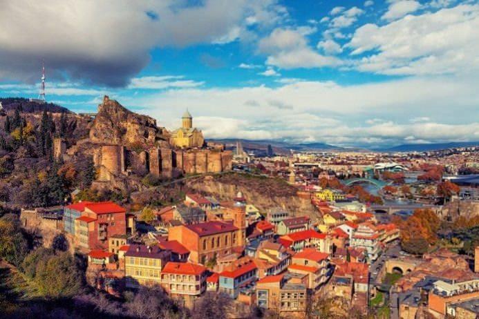 <p><span style="color:#B22222"><strong>GÜRCİSTAN</strong> </span></p>

<p> </p>

<p>Umuma Mahsus Pasaport hamilleri bir yıla kadar seyahatlerinde vizeden muaftır. Vatandaşlarımızın Gürcistan'a geçerli yeni tip kimlik kartları ile vizesiz olarak seyahat edebilmeleri mümkündür. Diplomatik, Hizmet ve Hususi Pasaport hamilleri bir yıla kadar seyahatlerinde vizeden muaftır. </p>

