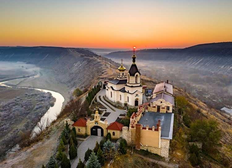 <p><span style="color:#B22222"><strong>MOLDOVA</strong></span></p>

<p> </p>

<p>180 günde 90 günü aşmayacak şekilde vizesiz. </p>

<p>Pasaporta ihtiyaç duymadan kimlik kartıyla da giriş yapabiliyorsunuz. </p>
