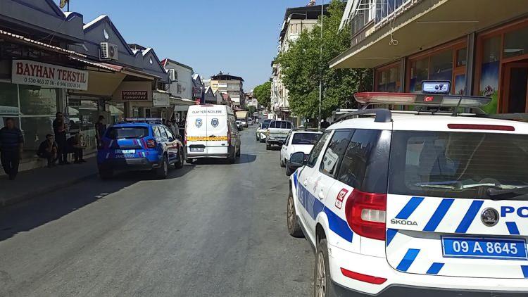 <p><span style="color:rgb(33, 37, 41)">Peşinden giden Hüseyin Derin, yanındaki tabancasıyla eşine peş peşe 5 el ateş etti. Mermilerin isabet ettiği Burcu Derin ağır yaralandı.</span></p>
