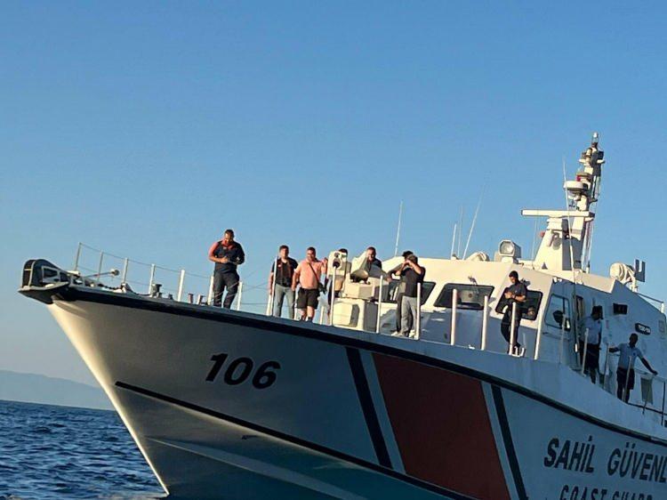 <p>Muğla Valisi İdris Akbıyık, Ören'den Akbük'e giden fiber teknenin akşam saatlerinde belirlenemeyen nedenle battığını söyledi.</p>

<p>Teknede bulunan 8 kişiden 6'sının kendi imkanlarıyla kayalıklara yüzdüğünü, buradan ekipler tarafından kurtarıldığını belirten Akbıyık, "Bölgede Sahil Güvenlik Komutanlığına bağlı 3 bot, 1 helikopter, 2 dalış timi, 3 dalış personeli ile 1 İHA ve AFAD ekipleri sabaha kadar arama çalışması yürüttü. Kayıp 2 çocuk sabah saatlerinde sağ olarak kurtarılarak tedavi altına alındı." dedi.</p>
