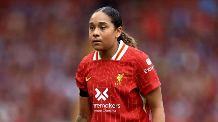 <p>Daha sonra Liverpool'a transfer olan Kanadalı golcü ada ekibinde 25 maçta 9 kez fileleri havalandırdı.</p>