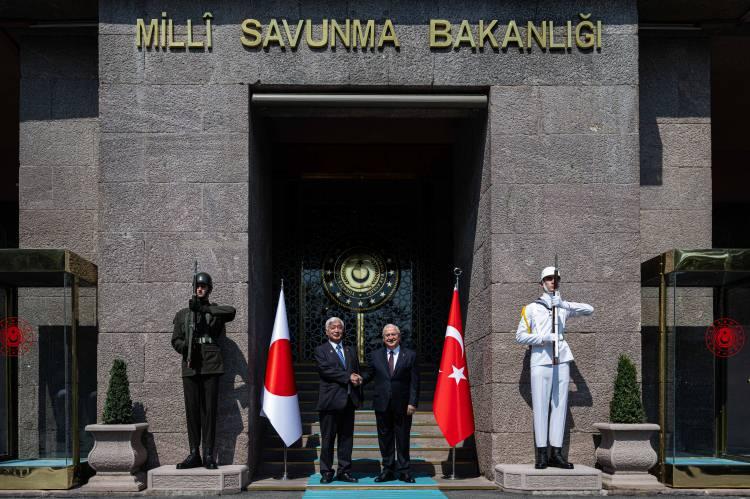 <p>Değişen savaş atmosferinde muharebe ve savunma yeteneklerini geliştirmek isteyen ülkeler, Türkiye ile yakın ilişkiler kurmak ve envanterine Bayraktar TB2 katmayı planlıyor.</p>
<p>Bayraktar TB2, Katar, Libya, Ukrayna, Azerbaycan, Fas, Etiyopya, Burkina Faso, Nijerya ve Arnavutluk dahil birçok ülke tarafından aktif olarak kullanılıyor.</p>