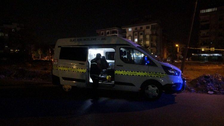 <p>Olay Yeri İnceleme ekiplerinin apartman girişinde ve sokak üzerinde yaptığı çalışmalarda çok sayıda boş kovana rastlandı. </p>
