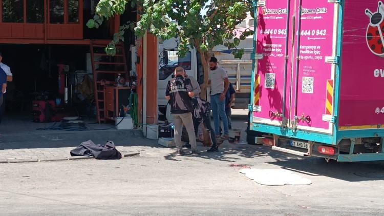 <p>Kaza, öğle saatlerinde Tekstilkent Mahallesi'nde meydana geldi. Sürücüsünün geri manevra yaptığı 27 AHD 569 plakalı kamyonet, yol kenarında bulunan Suriyeli Emine Berut'a çarptı. </p>
