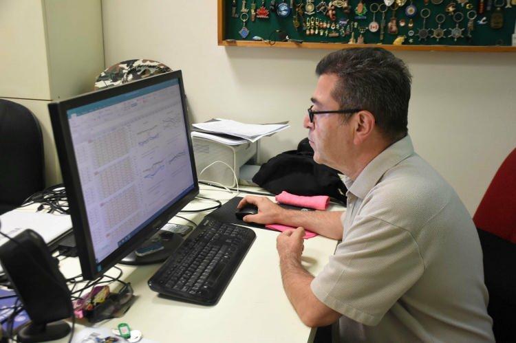 <p>Bölgeye zaman zaman hakim olan kötü koku ve körfezin durumuna ilişkin değerlendirmede bulunan Ege Üniversitesi (EÜ) Su Ürünleri Fakültesi Öğretim Üyesi Dr. Levent Yurga, <strong>"İzmir Körfezi 1990'lardan itibaren sanayileşme, evsel ve sanayi atıklarının foseptik olarak denize serbestçe akıtılması yüzünden kötü kokmaya başlamıştı. 'Islah' adı altında dere diplerinin betonla kaplanması gibi yanlış bir çözümle işe başlandı. Daha sonra İzmir Büyükşehir Belediyesi 2000'lerde Büyük Kanal Projesi'ni başlattı. Böylece evsel ve sanayi atıkları yapılan biyolojik arıtma tesislerine yöneltildi. Ayrıca körfez suyu akıntısının önünde bir baraj gibi duran Ragıp Paşa Dalyanı kaldırılınca körfez kendini akıntılarla temizlemeye başladı. Hem Büyük Kanal Projesi'nin yapılışı hem de Ragıp Paşa Dalyanı'nın yıkılması, körfezde gözle görülür, belirgin bir temizlenmeyi başlattı. Dış körfezdeki deniz çayırları, deniz tavşanları, deniz atları, tüplü boru kurtları gibi denizin temiz bölgelerinde yaşayan canlılar orta ve iç körfeze doğru yayılarak ilerlemeye başladı. 2020'lerin başlarına kadar bu temizlenme ve tür çeşitliliği artarak sürdü" </strong>ifadelerini kullandı.</p>
