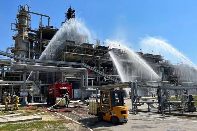 <p>Kursk Nükleer Santrali Basın Servisi'nden yapılan açıklamada, tesise yönelik İHA saldırısının yardımcı bir trafoda hasar oluşturduğu ve santralin üçüncü ünitesindeki işletme kapasitesinin yüzde 50 oranında azaltıldığı bildirildi.</p>