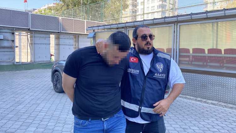 <p>Kavgada aldığı darbe sonucu beyin kanaması geçiren Ayhan Abdik, Ondokuz Mayıs Üniversitesi (OMÜ) Tıp Fakültesi Hastanesi’nde ameliyata alındı. Beyindeki kanaması durdurulan Abdik, yoğun bakıma kaldırıldı.</p>
