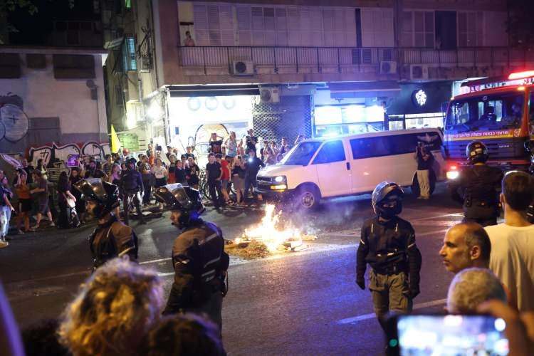 <p>Muhalefet ve esir aileleri, Başbakan Binyamin Netanyahu’yu, iktidarda kalma ısrarı ve koalisyonu feshetmeyi reddetmesi nedeniyle Hamas ile müzakereleri sabote etmekle suçluyor.</p>
