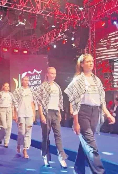<p><strong>KEFİYEYLE KAPANIŞ</strong></p>

<p>Laleli Caddesi'nde toplanan kalabalık defileyi büyük bir ilgiyle izlerken, 60 manken yürüyüşün sonunda kefiye bağlayarak Filistinle dayanışma mesajı verdi.</p>
