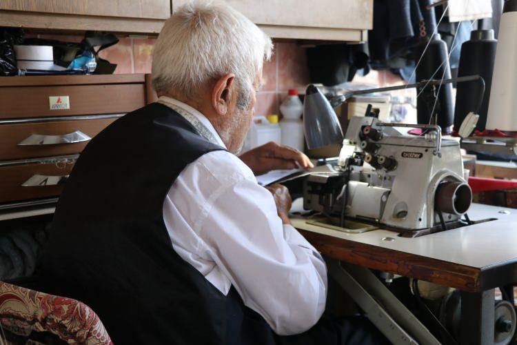 <p> Yıllardır aynı mahallede vatandaşlara hizmet veren Yılmaz, kentinde en eski terzisi olma ünvanını taşıyor.</p>

