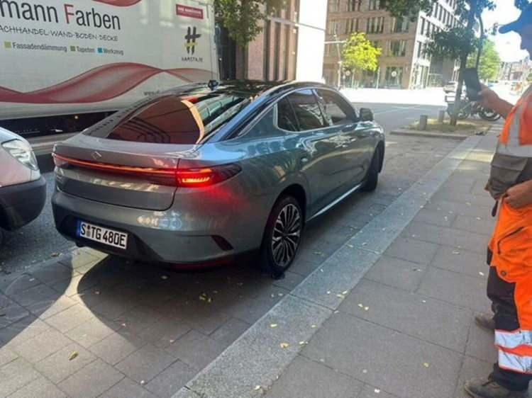 <p>Türkiye'nin yerli ve milli otomobili TOGG, Avrupa sokaklarını süslemeye hazırlanıyor. İlk etapta Almanya'da satışa çıkacak olan Togg'Un, daha sonralarda ise diğer ülkelerde satışa sunulması bekleniyor.</p>
