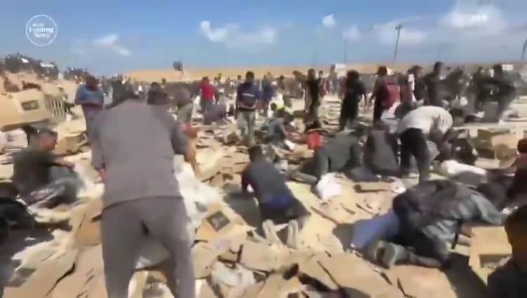<p>Mike, Filistinlilerin yiyecekleri ilk alan kişiler olmak için sahalar açılmadan saatler önce toplandıklarını belirtti. CBS News'e "hiçbir zaman bu kadar yoğunluk ve çaresizlik içinde davranan bir insan kalabalığı görmediğini" söyledi.</p>

<p> </p>
