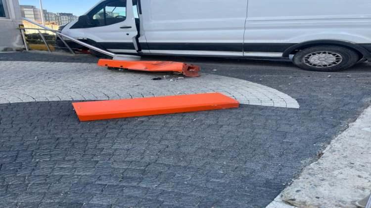 <p>İstanbul Başakşehir'de kaldırımda bekleyen 5 kişi, kamyonetin çarpması sonucu yaralandı. Olayda kamyonet, önce site duvarına ardından da vatandaşlara çarparak sitenin bariyerine vurdu. </p>
