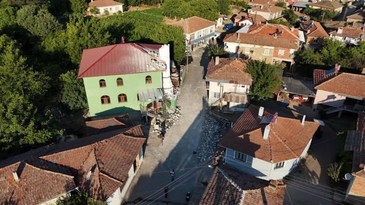 <p> İlçe merkezinde yıkılan binada Nihat Önbaş (81) yaşamını yitirdi.</p>
