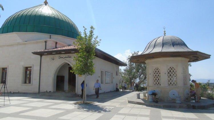 <p>Gaziantep’in Nurdağı ilçe merkezi 19 kilometre mesafedeki Durmuşlar Mahallesi'nde bölgeye hakim noktada yer alan Hz. Ukkaşe'nin makamının da bulunduğu türbe depremde yıkıldı.</p>

<p> </p>
