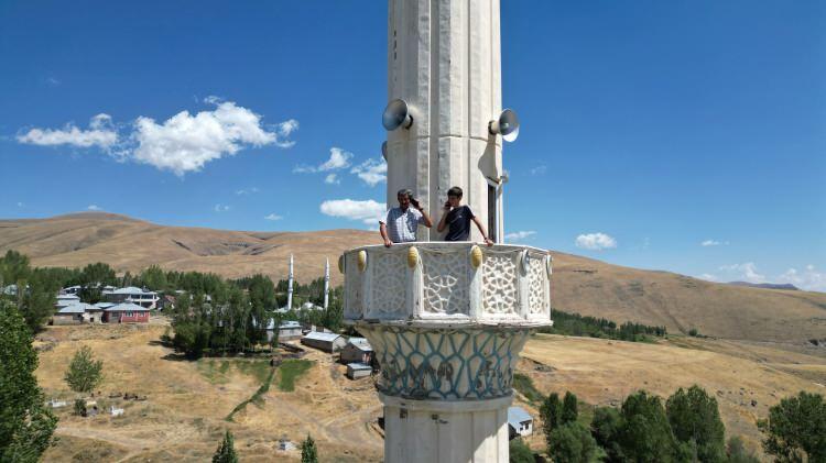 <p>Van'ın Erciş ilçesine bağlı Pınarlı mahallesinde yaşayan vatandaşlar, telefonla konuşmak için caminin minaresine çıkıyor. Köylüler, yetkililerden bu soruna bir an önce çözüm bulunmasını istiyor.</p>
<p> </p>