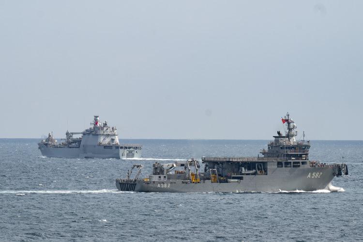<p>TCG Anadolu, TCG Savarona ve TCG Hızırreis denizaltısının da aralarında bulunduğu donanma unsurları 15.30-18.30 saatleri arasında Boğaz'da seyir yapacak.</p>