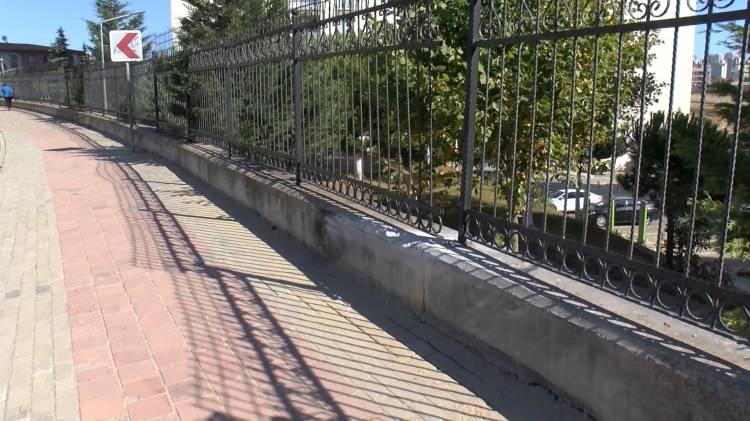 <p>Kazadan yara almadan kurtulan sürücü Rıdvan Kurt ise polis ekipleri tarafından gözaltına alınarak polis merkezine götürüldü.</p>